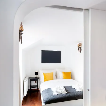 5br 2bath Masarykovo Nabrezi Apartment
