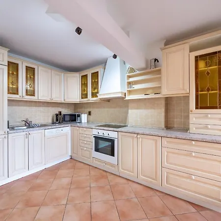 5br 2bath Masarykovo Nabrezi Apartment *