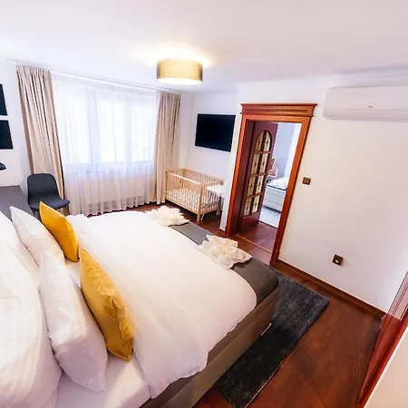 5br 2bath Masarykovo Nabrezi Apartment *