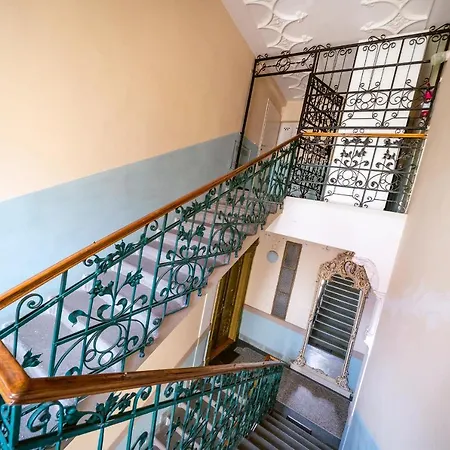 Apartment 5br 2bath Masarykovo Nabrezi