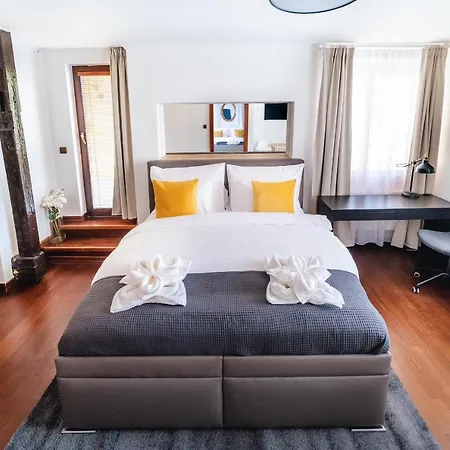 5br 2bath Masarykovo Nabrezi Appartement *