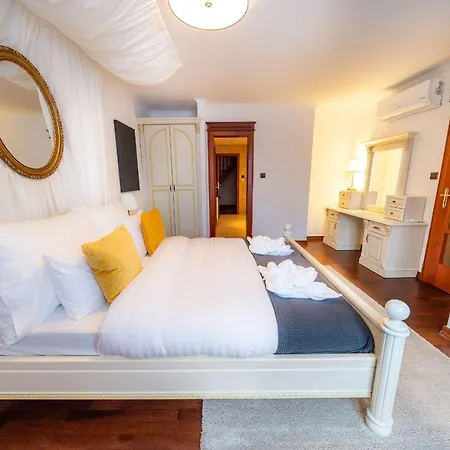 5br 2bath Masarykovo Nabrezi Appartement *